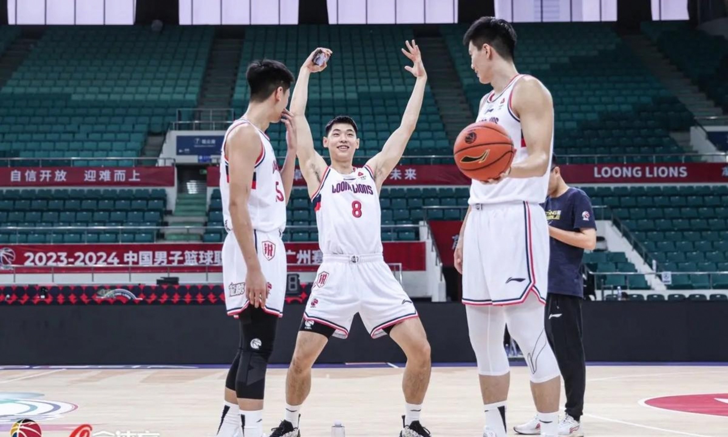 广州队迎NBA季后赛关键赛，加时末段篮板制胜，球迷炸锅，阵容厚度经受考验的简单介绍-开云